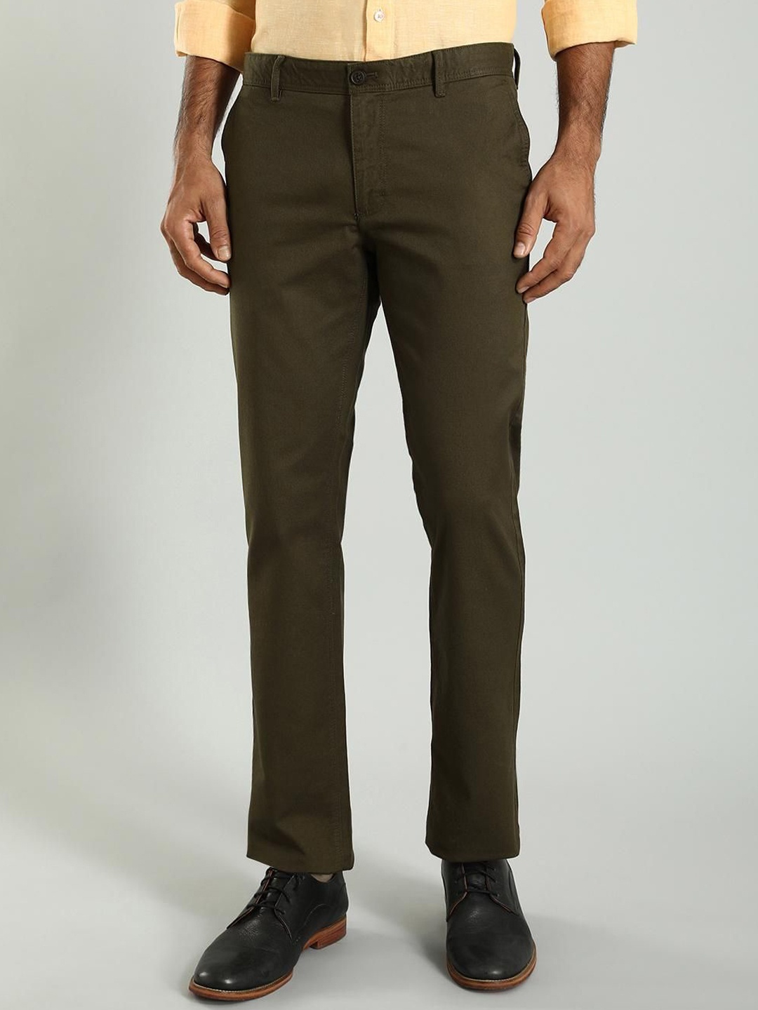 

Indian Terrain Men Kansas Mid-Rise Trousers, Green