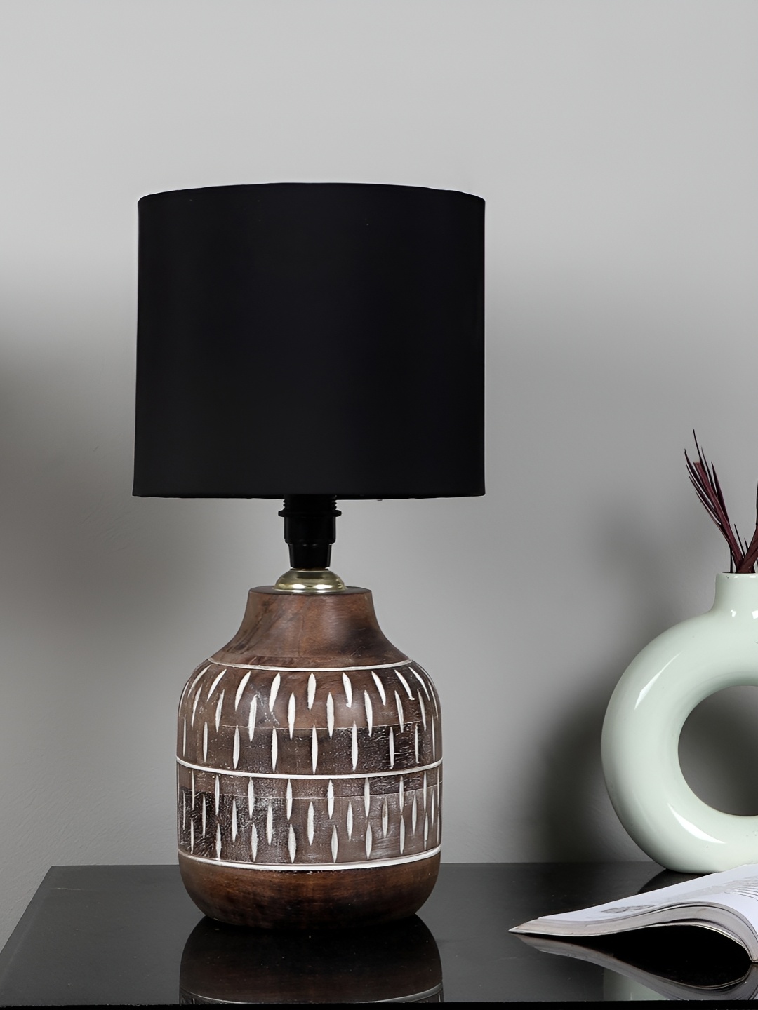 

TU CASA Brown & Black Wooden Cylindrical Shaped Table Lamp