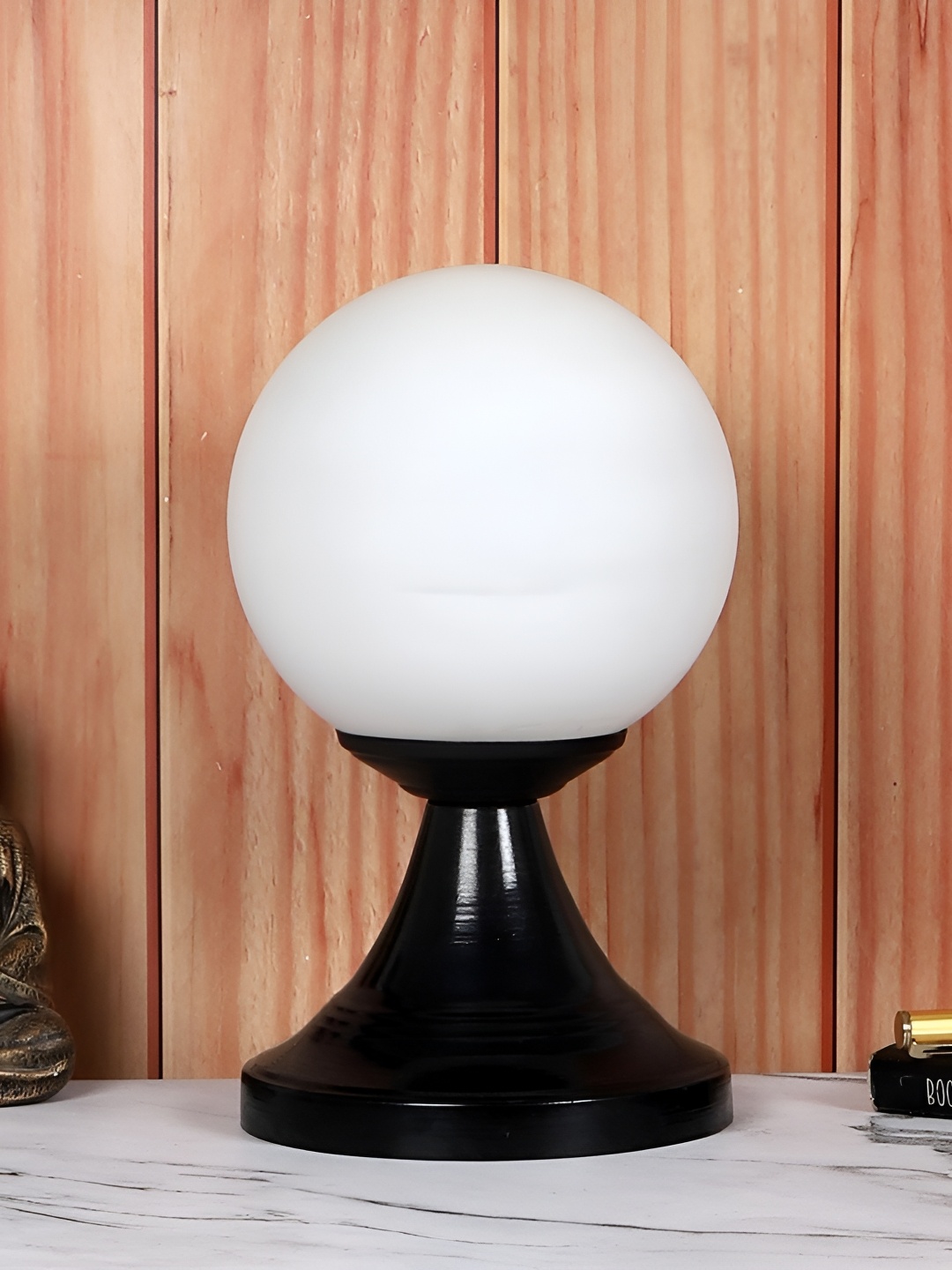 

TU CASA Black & White Spherical Shaped Iron Table Lamp