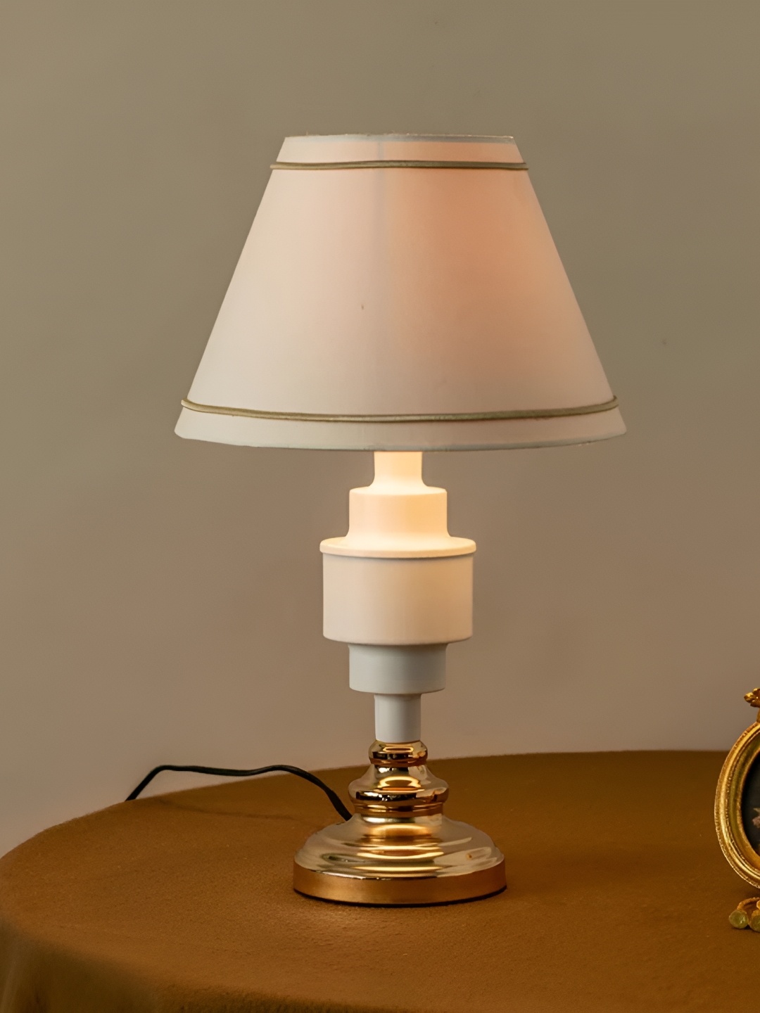 

THEDECORKART White Metal Contemporary Frusturical Shaped Table Lamp
