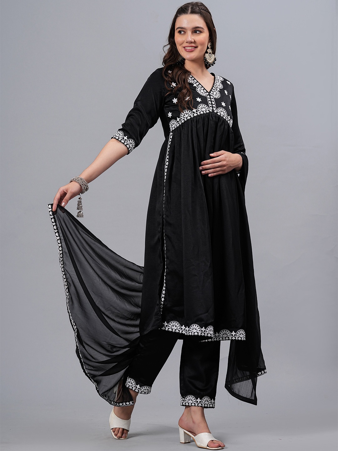 

NEW4U Embroidered Regular Thread Work Straight Kurta With Trousers & Dupatta, Black