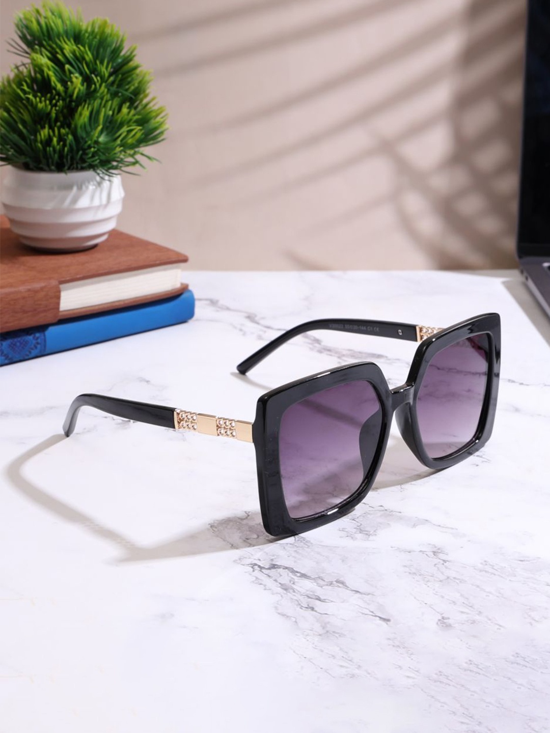 

DressBerry Unisex Black Square Sunglasses with UV Protected Lens V30022-C1