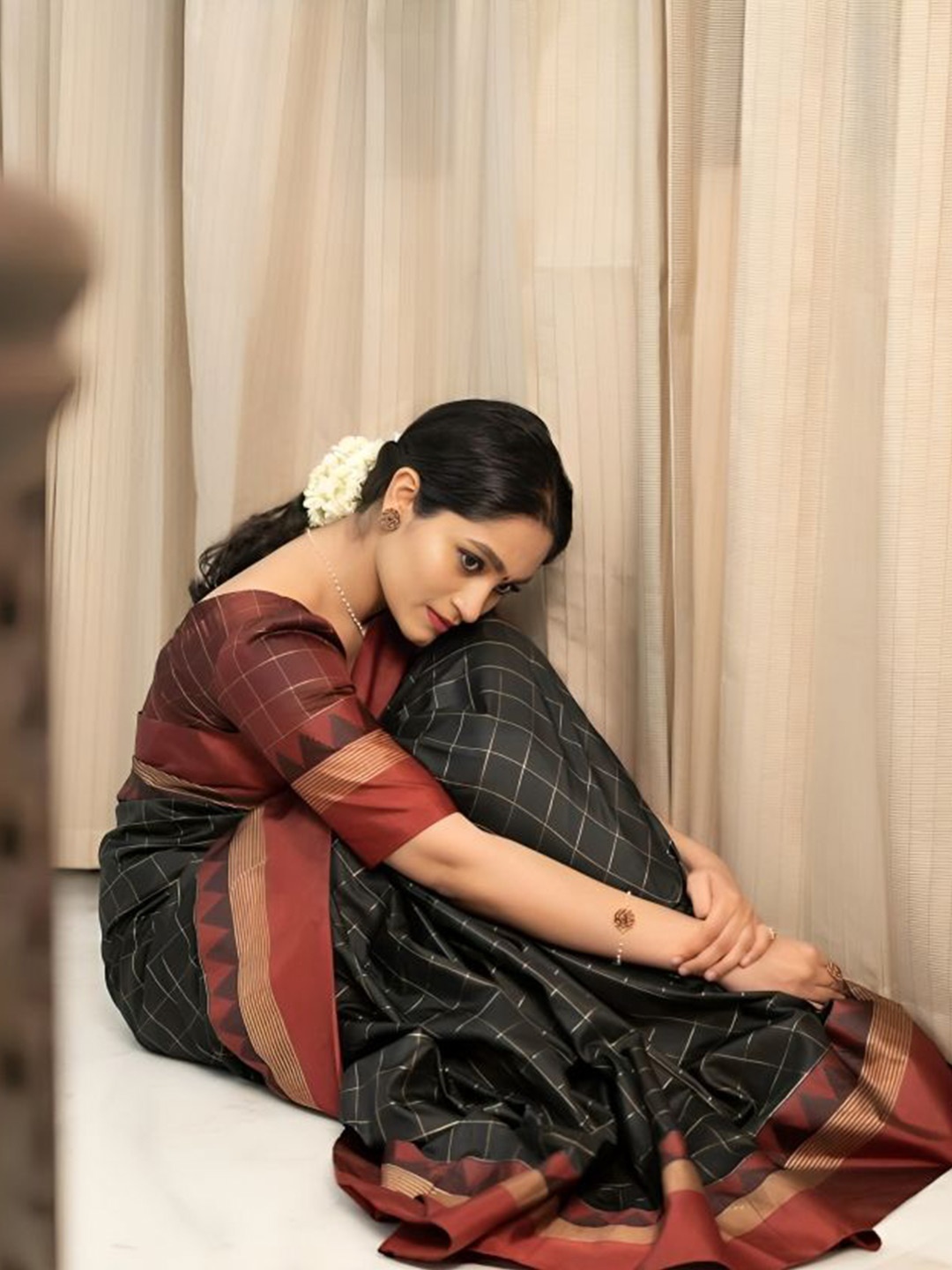 

V3 FASHION STUDIO Checked Zari Banarasi Saree, Black