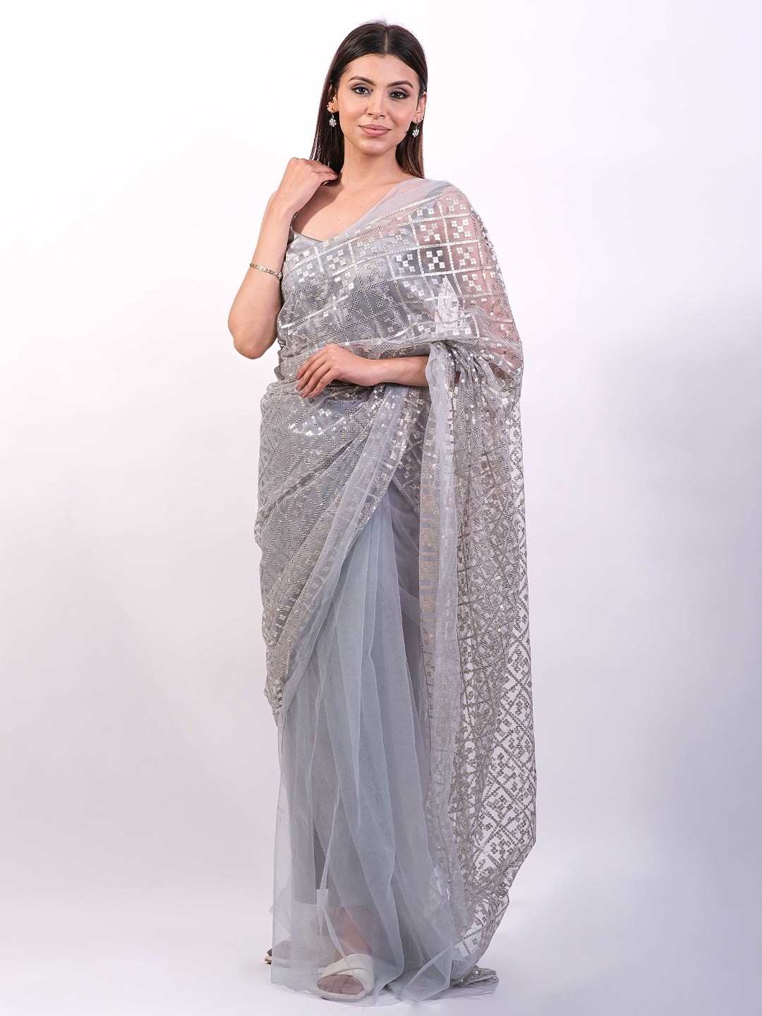 

Aynaa Embellished Sequinned Net Saree, Silver