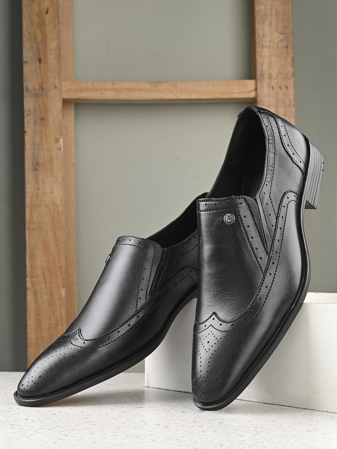 

Alberto Torresi Men Textured Round Toe Leather Formal Brogues, Black