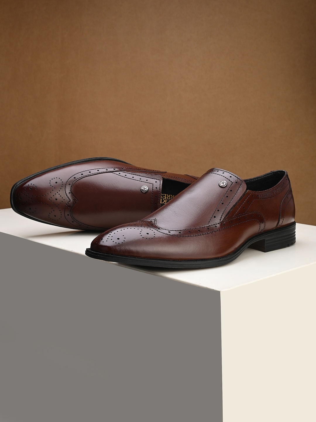 

Alberto Torresi Men Textured Round Toe Leather Formal Brogues, Brown