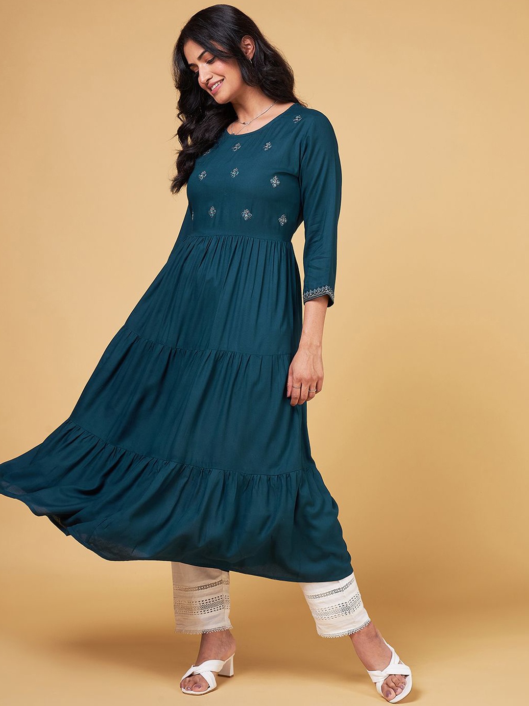 

Saaki Floral Yoke Design Thread Work Anarkali Tiered Kurta, Green