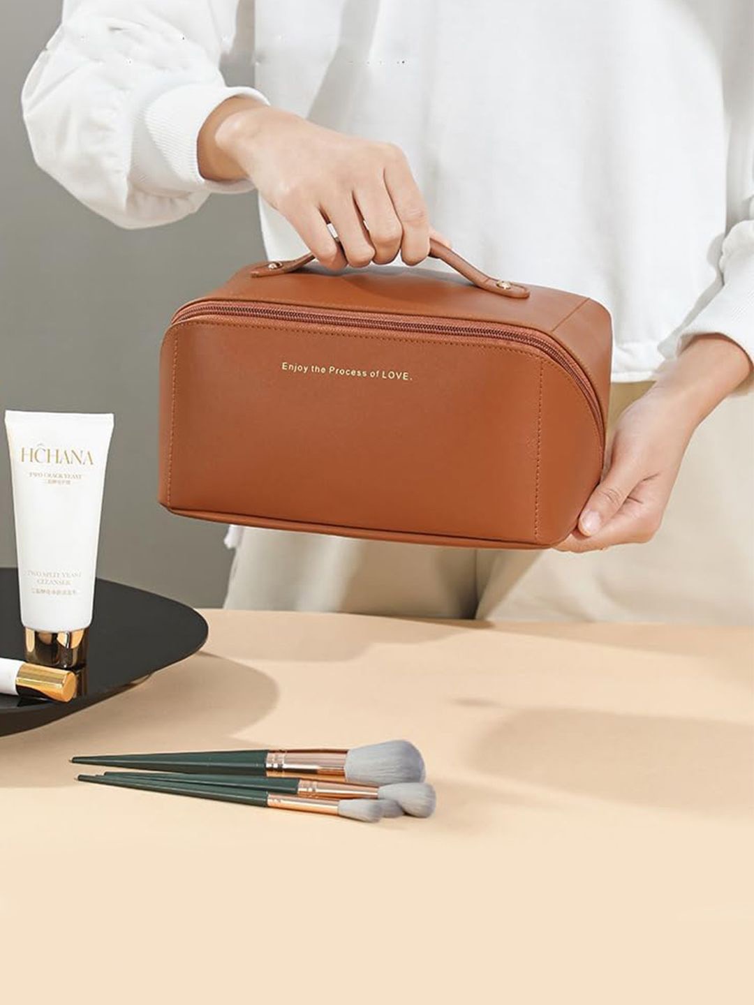 

Queue Leather Waterproof Large-Capacity Travel Cosmetic Bag, Brown