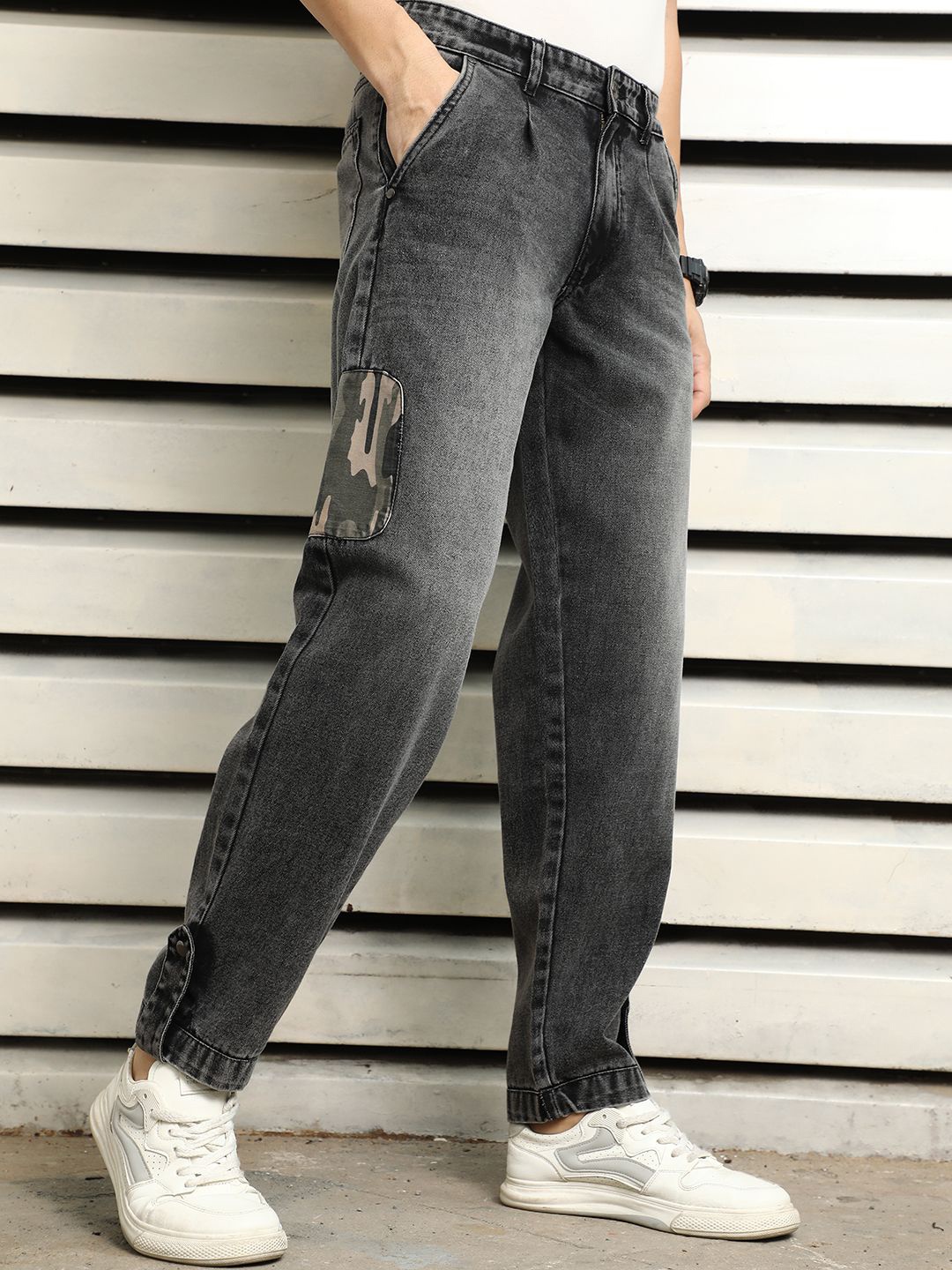 

High Star Men Straight Tapered Fit Mid-Rise Light Fade Applique Cotton Jeans, Black