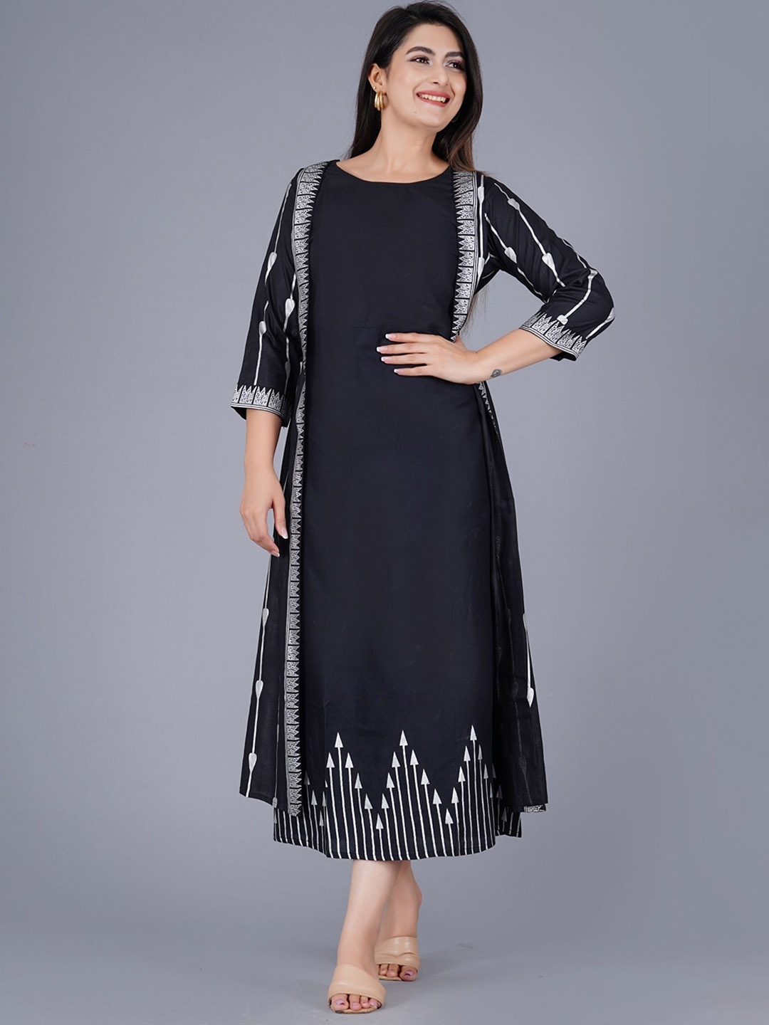 

ao services Round Neck Striped Printed A-Line Kurta, Black