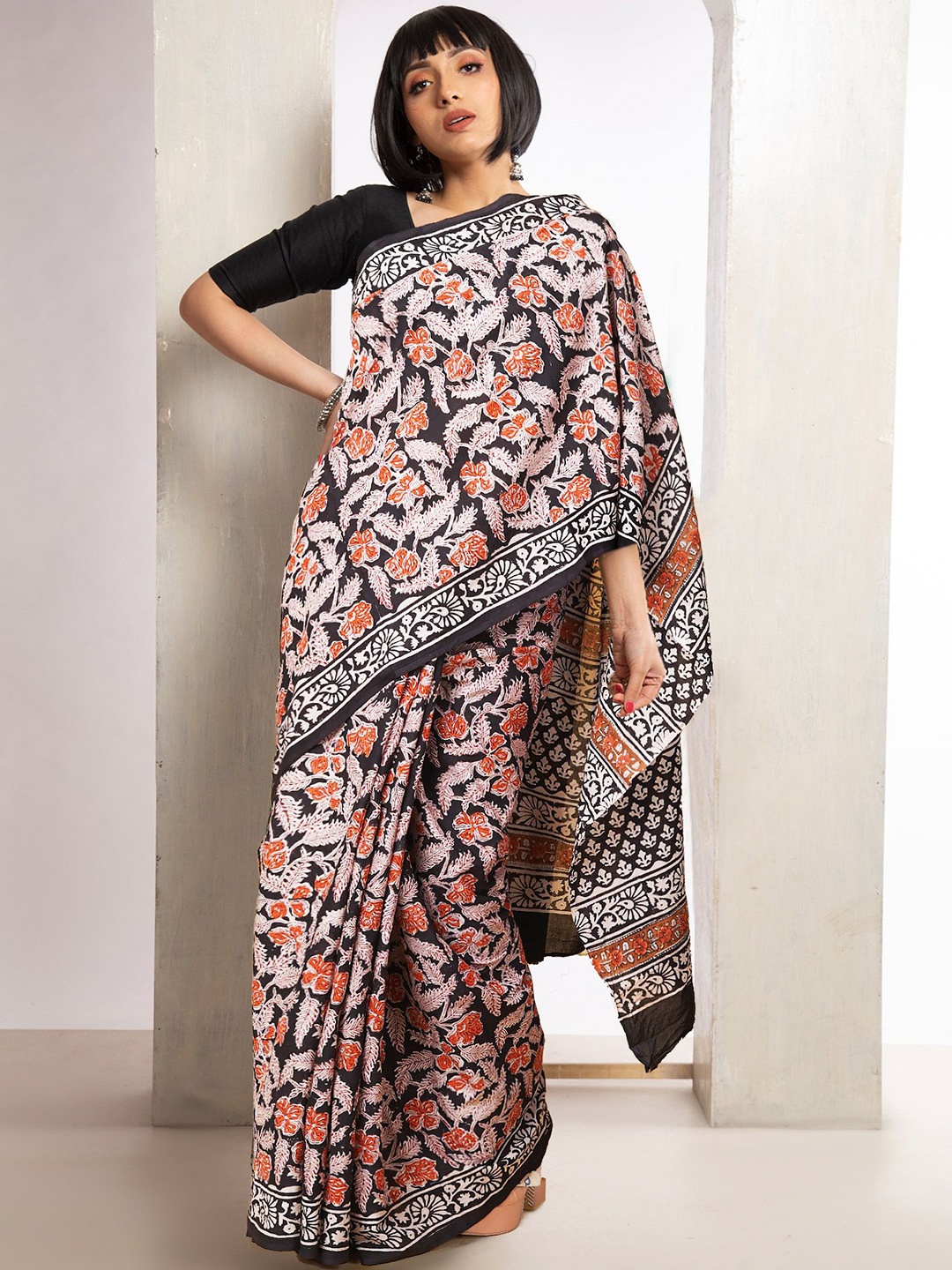 

Unnati Silks Floral Pure Cotton Bagru Saree, Black