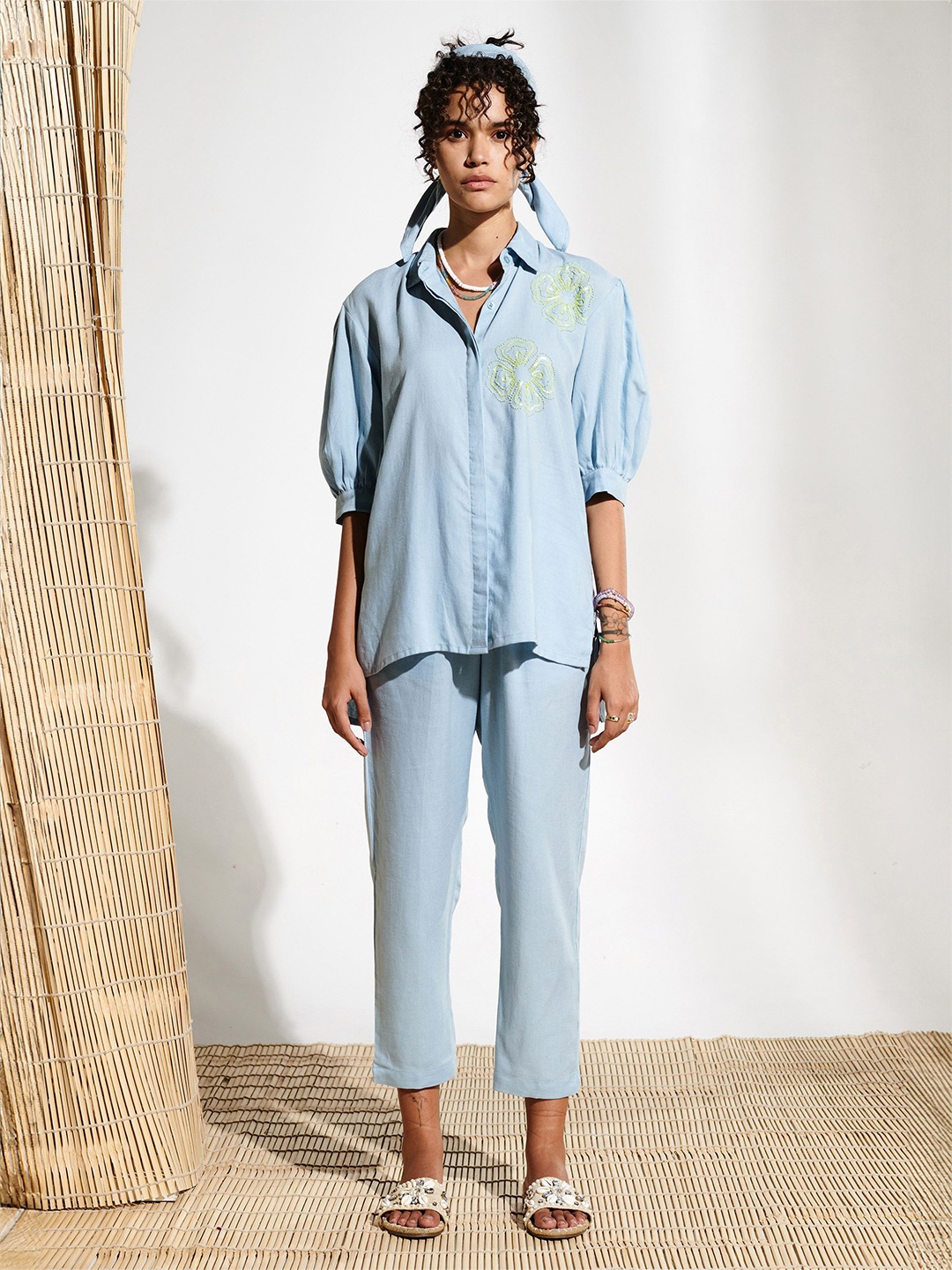 

Midsummer Floral Embellished Spread Collar Puff Sleeves Linen Shirt, Blue