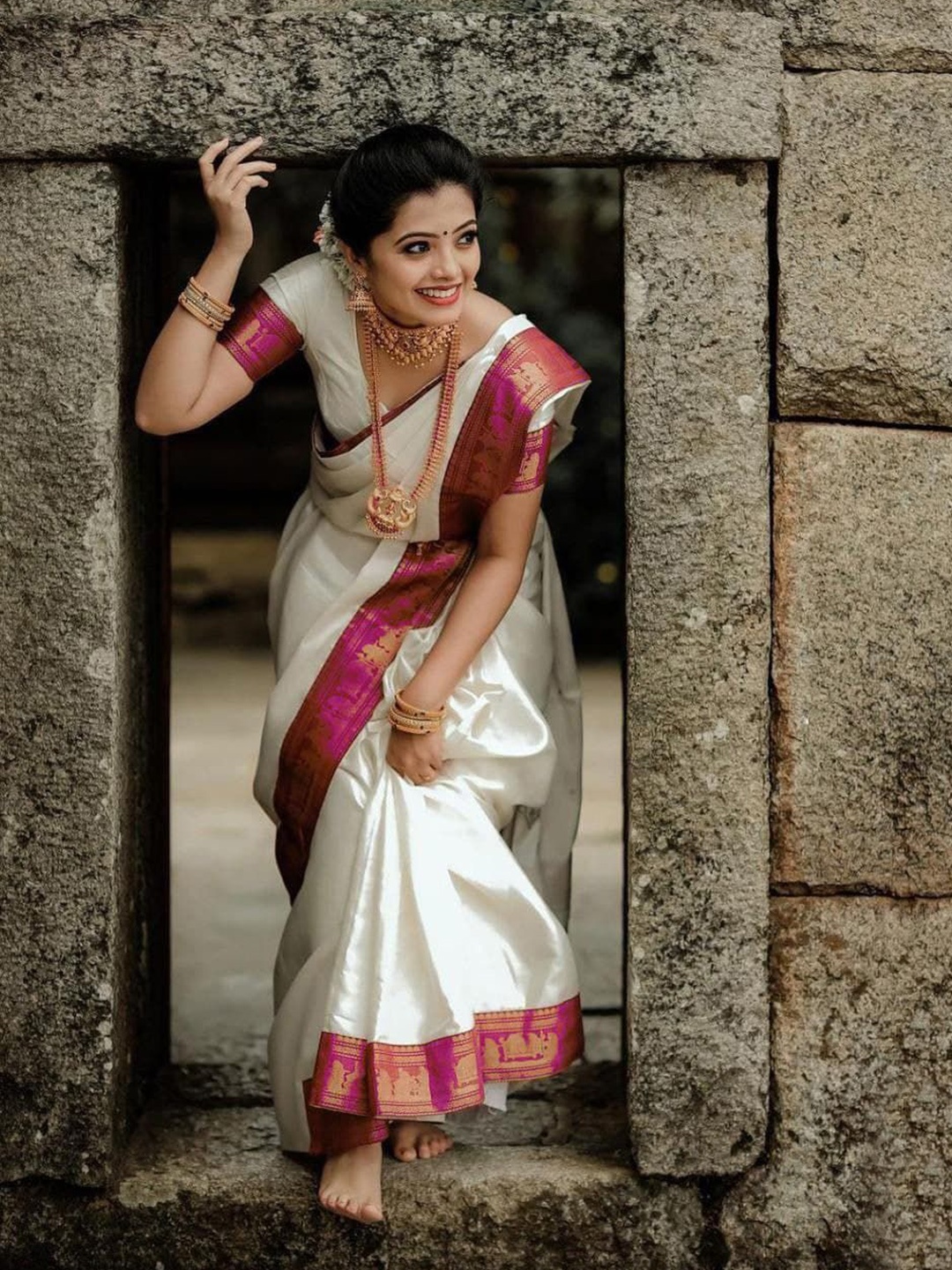 

revika Woven Design Zari Pure Silk Kanjeevaram Saree, White