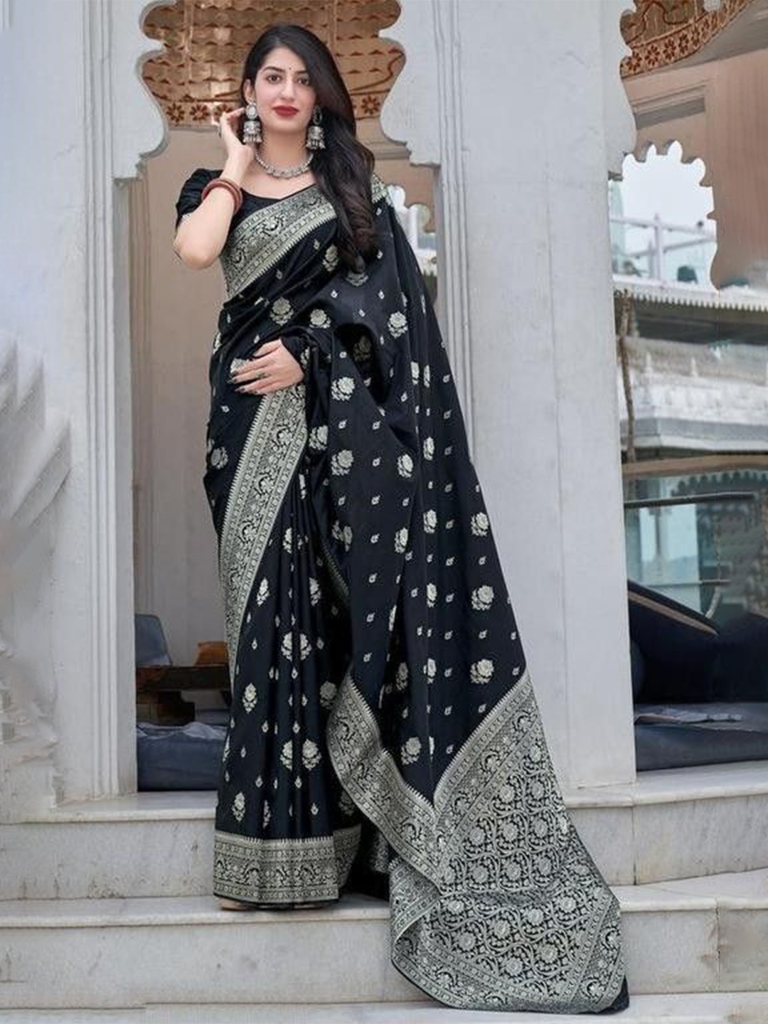 

revika Woven Design Zari Pure Silk Kanjeevaram Saree, Black