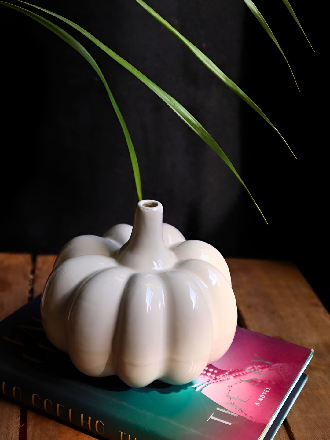 

WEAVING HOMES White Ceramic Glossy Vase