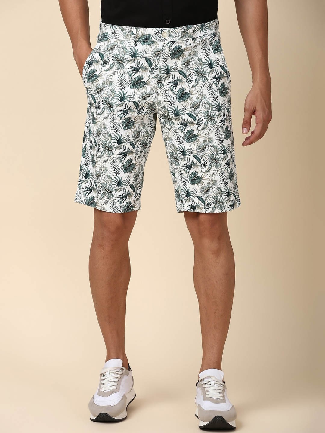 

Allen Solly Men Floral Printed Mid-Rise Knee Length Slim Fit Regular Shorts, Green
