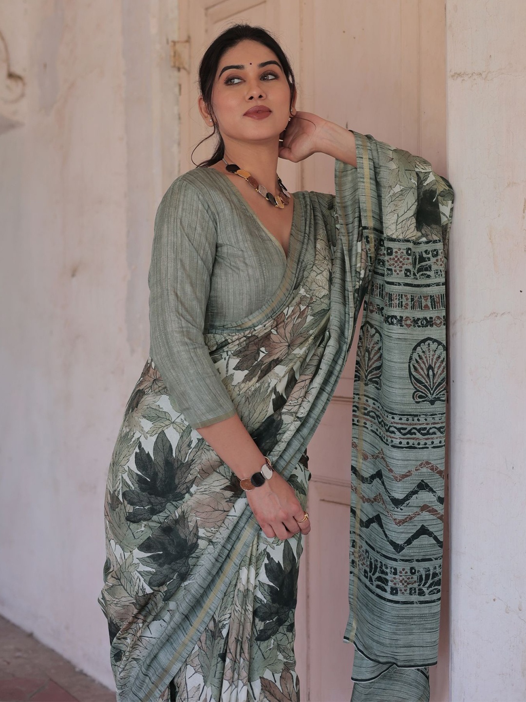 

KALINI Floral Printed Zari Saree, Off white