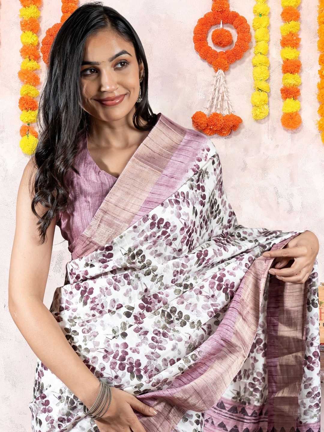 

KALINI Floral Saree, Off white
