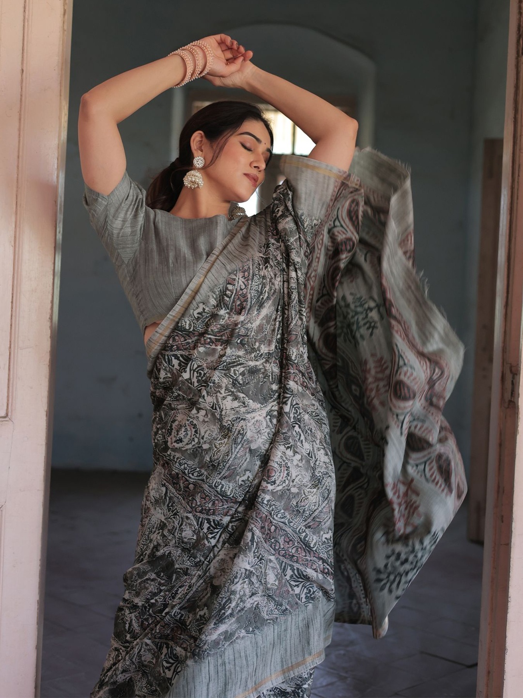 

KALINI Zari Silk Blend Saree, Grey