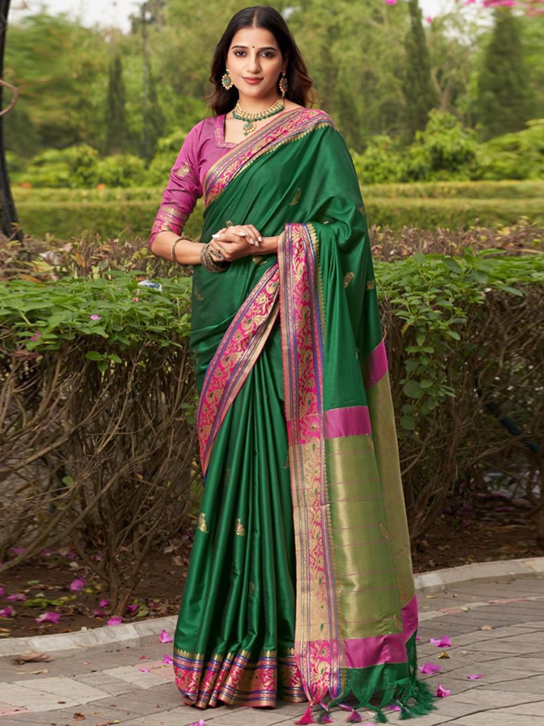 

RASVRITI Woven Design Zari Pure Cotton Saree, Green