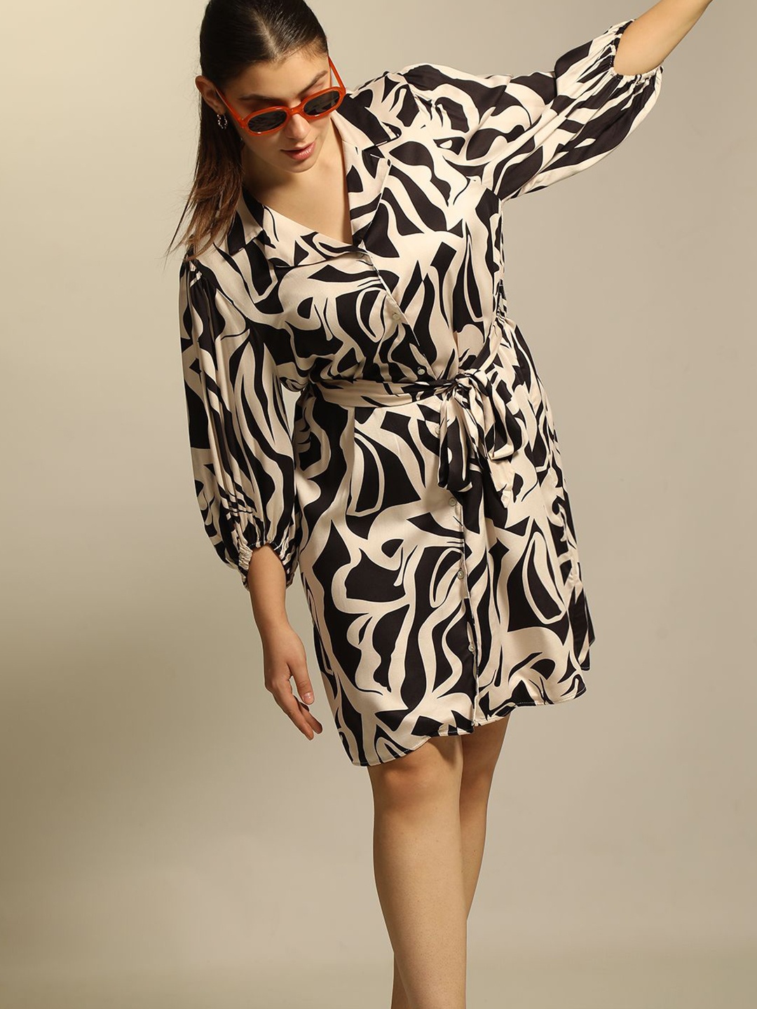 

VERO MODA CURVE Abstract Printed Lapel Collar Bishop Sleeve Tie-Up Detailed A-Line Dress, Black