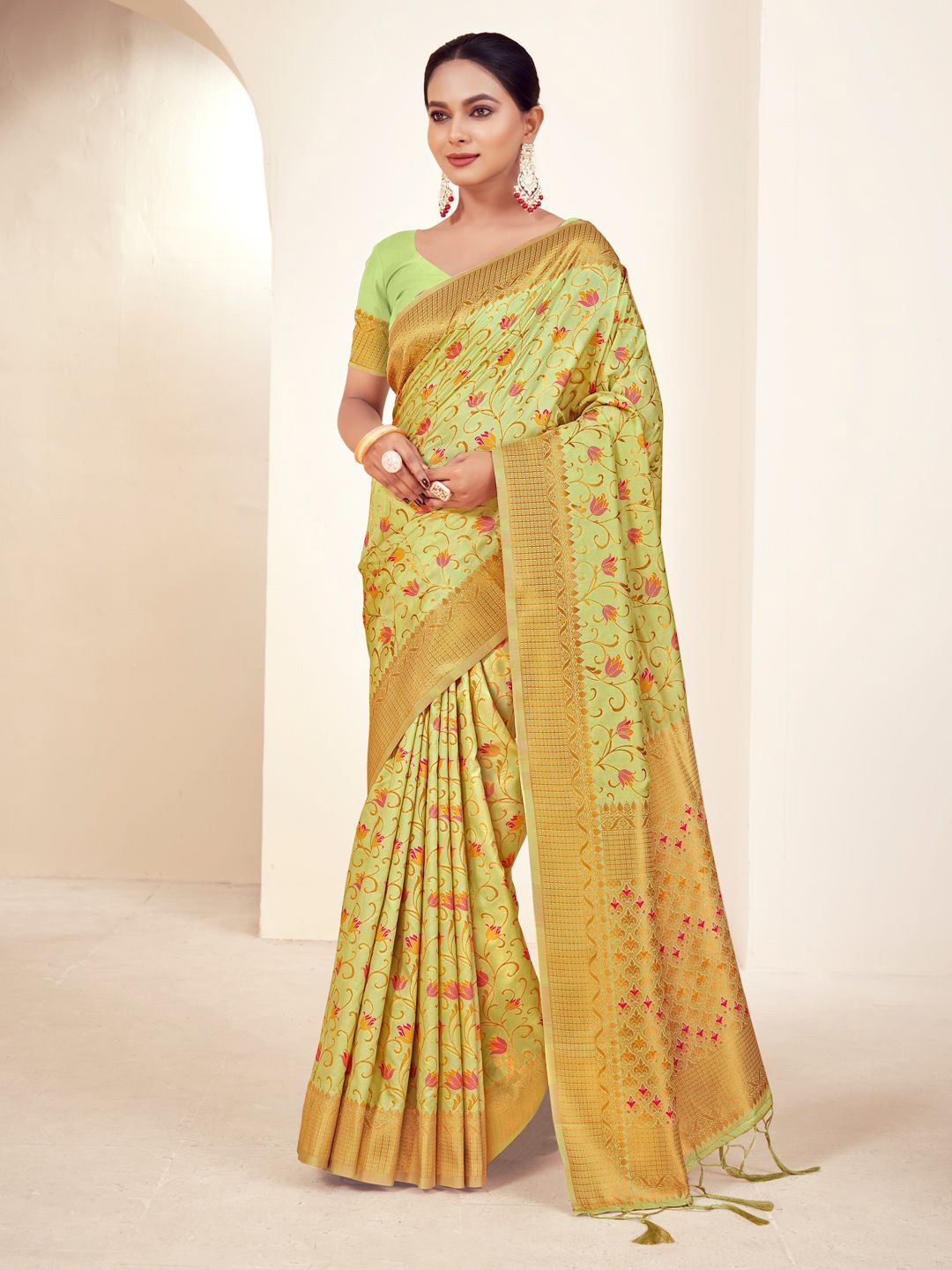 

Exclusiva Floral Woven Design Zari Banarasi Saree, Lime green