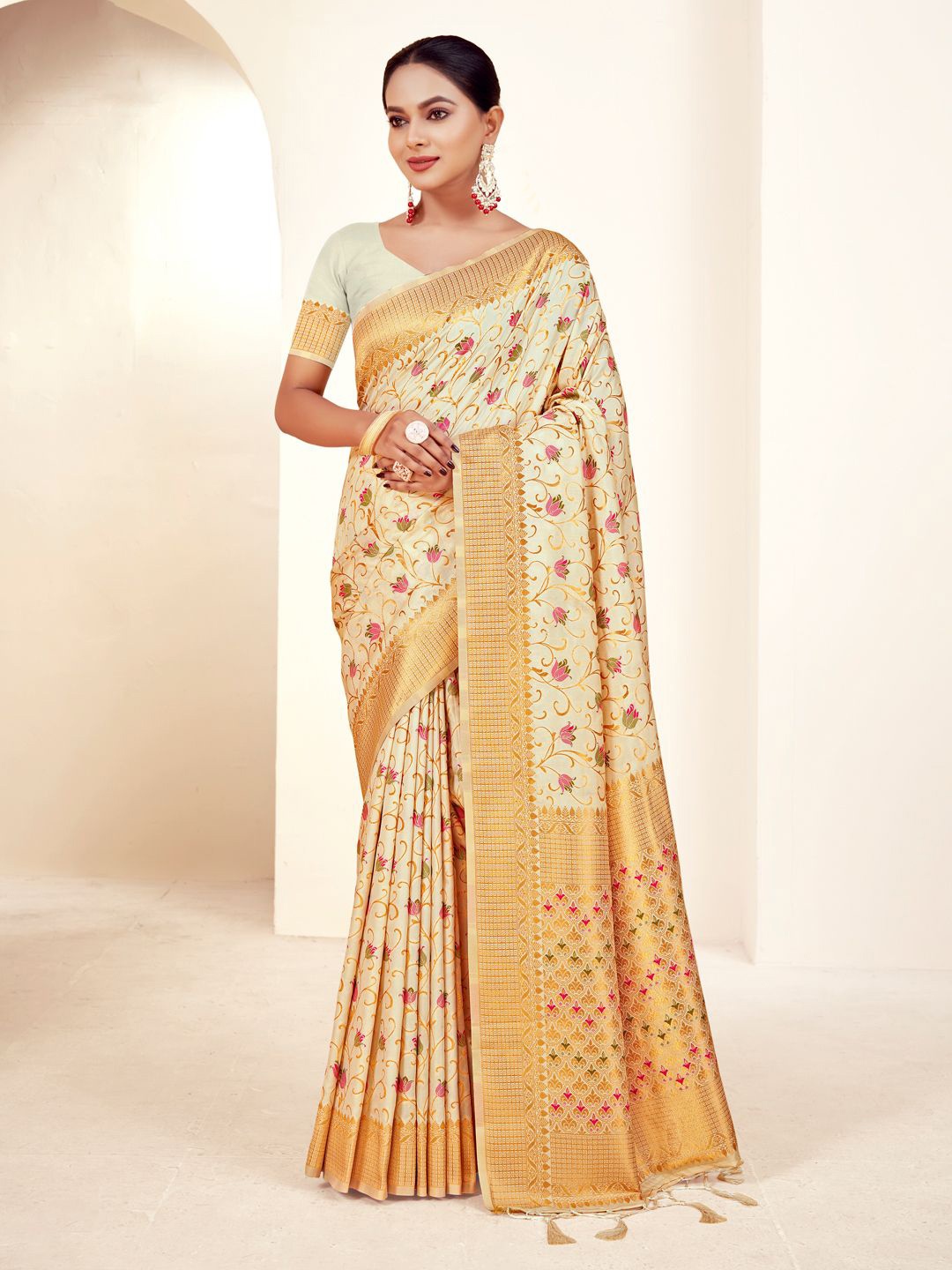 

Exclusiva Floral Zari Banarasi Saree, Off white