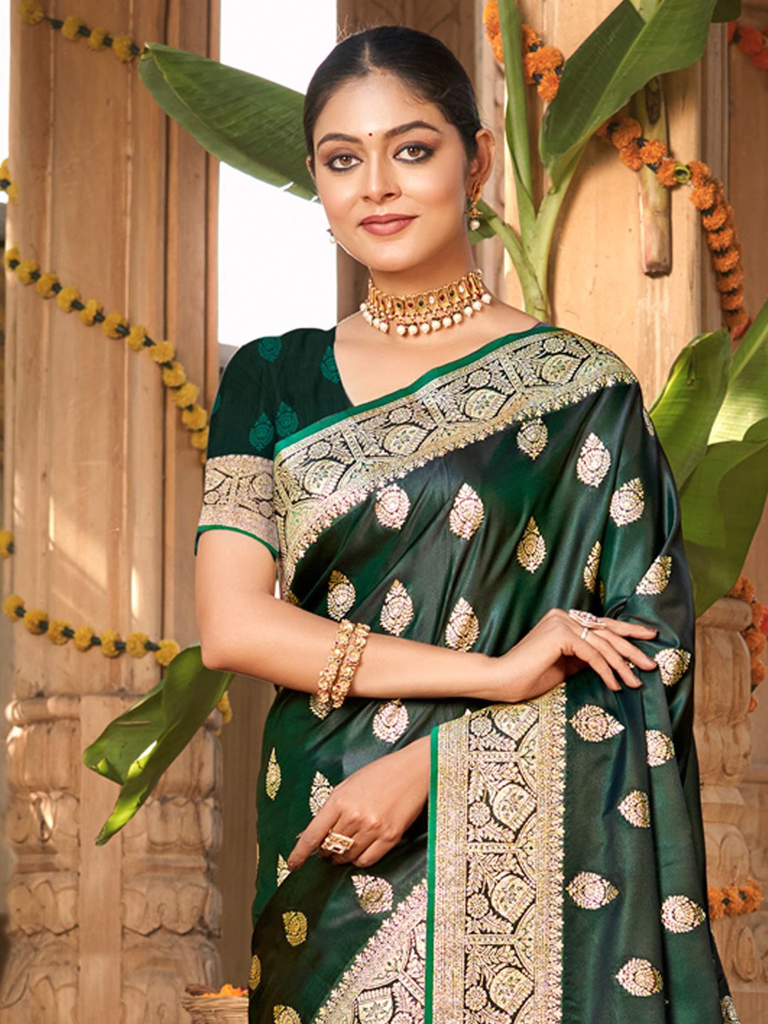 

Exclusiva Woven Design Zari Satin Saree, Green