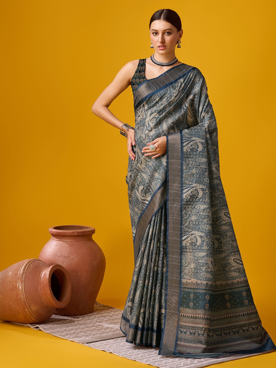 

Exclusiva Floral Saree, Navy blue