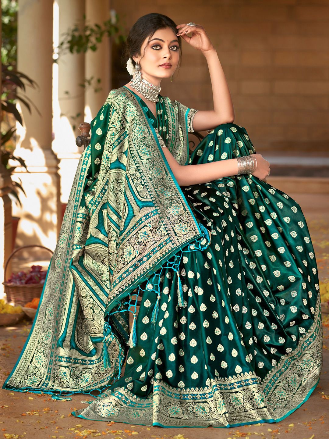 

Exclusiva Woven Design Zari Saree, Green