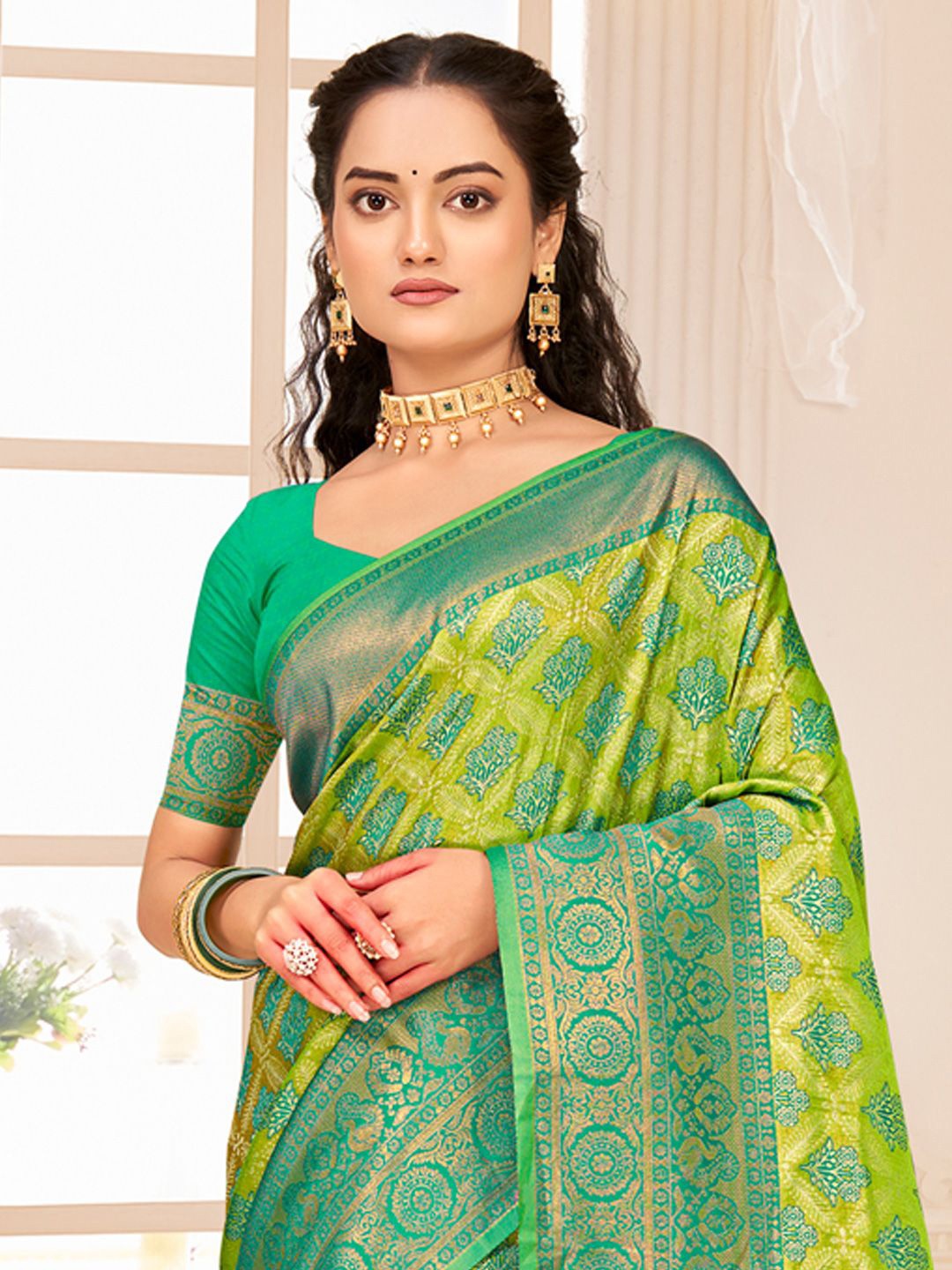 

Exclusiva Ethnic Motifs Woven Design Zari Saree, Green