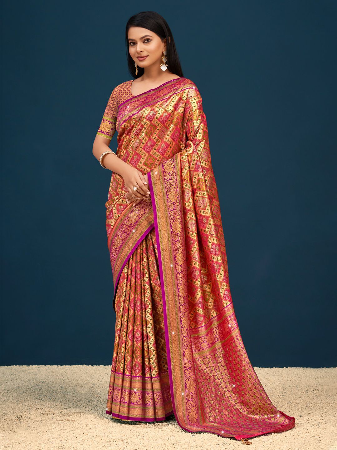 

Exclusiva Floral Schiffli Banarasi Saree, Pink