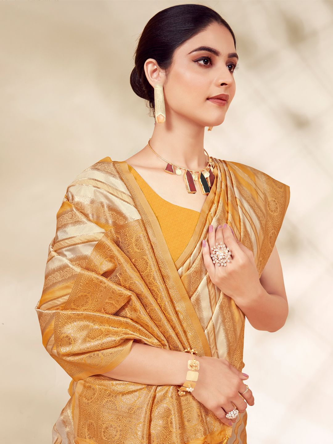 

Exclusiva Woven Design Saree, Cream