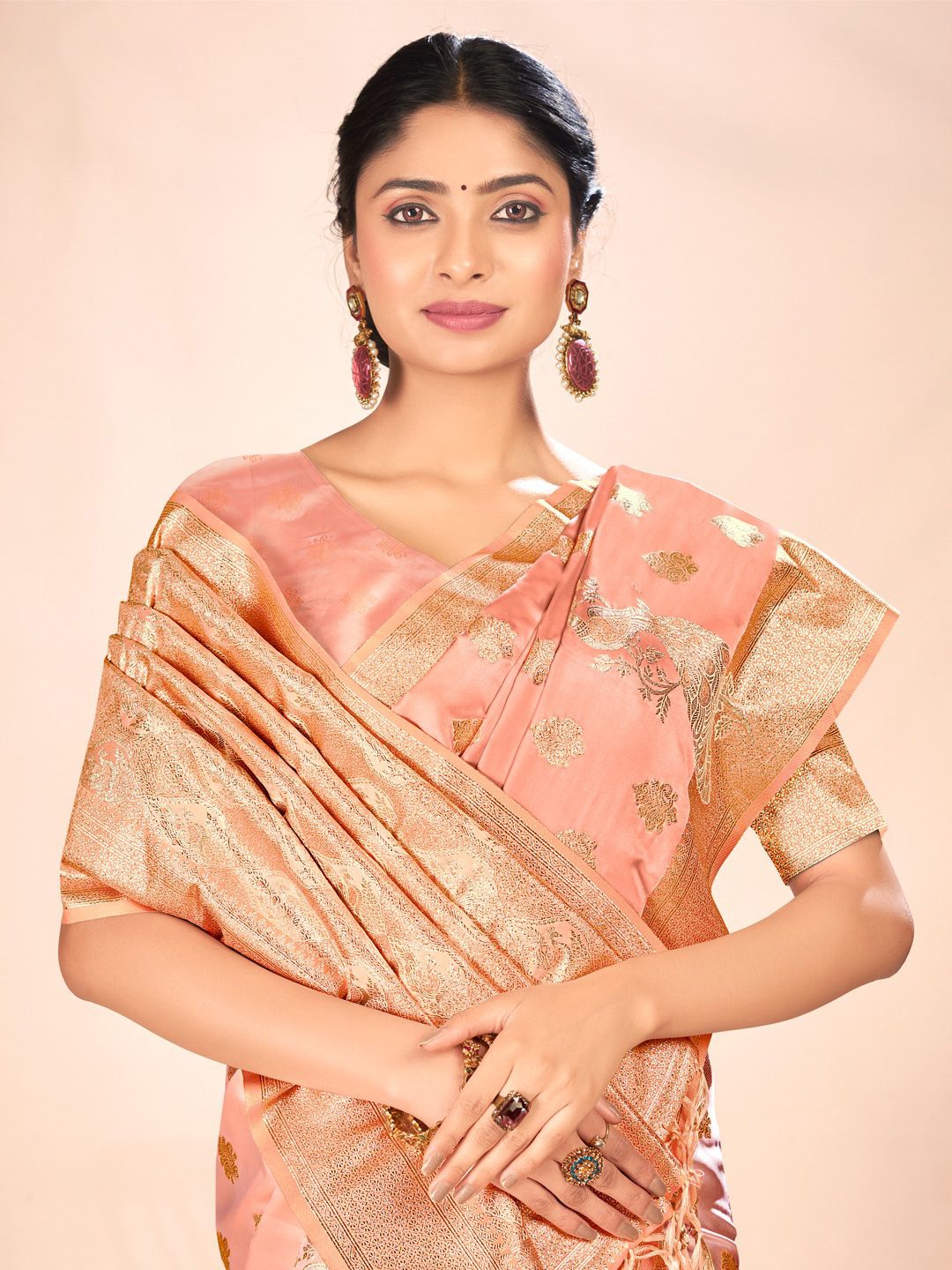 

Exclusiva Floral Zari Satin Saree, Off white