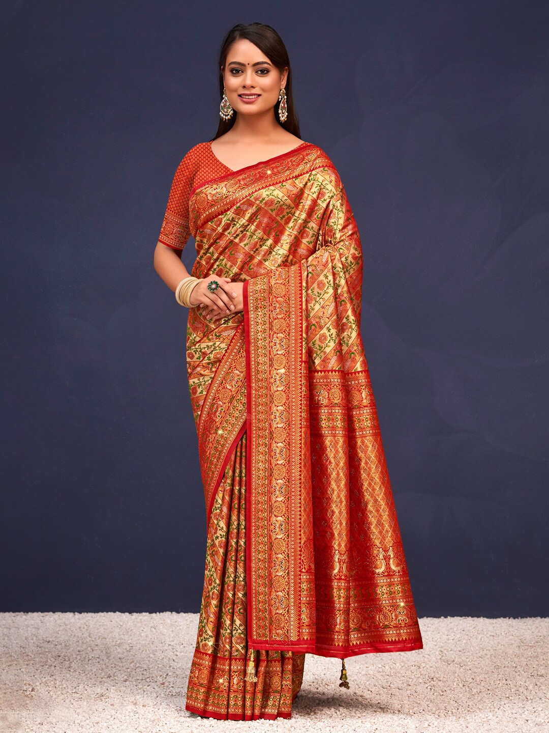 

Exclusiva Woven Design Zari Saree, Red
