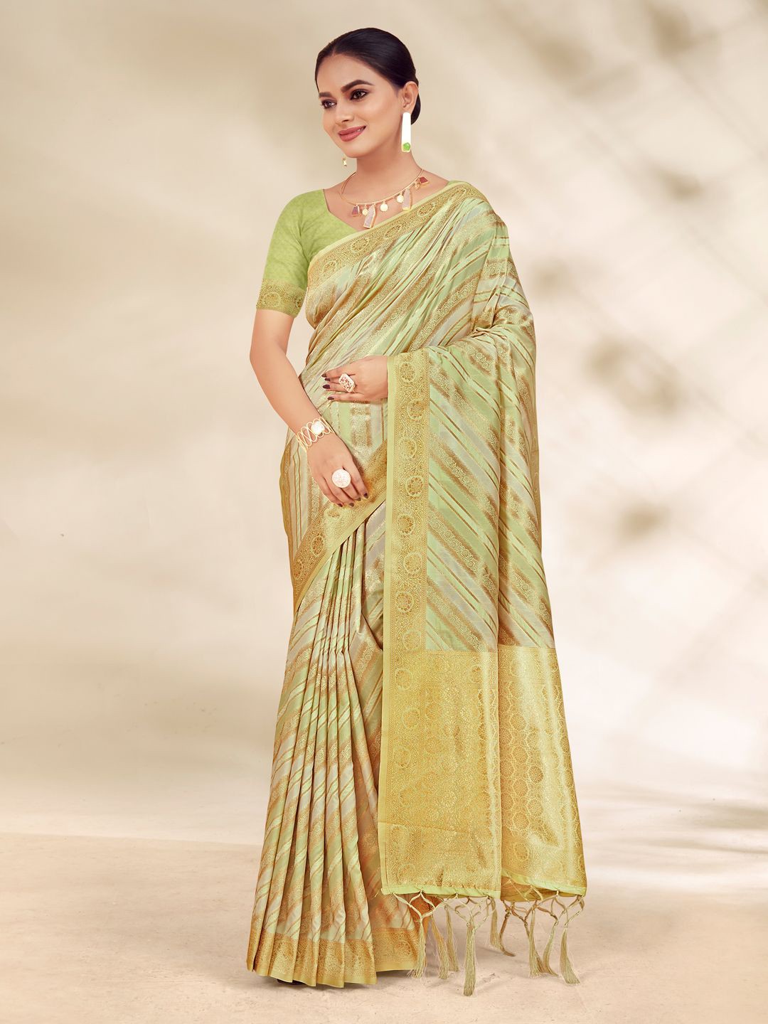 

Exclusiva Woven Design Zari Saree, Green
