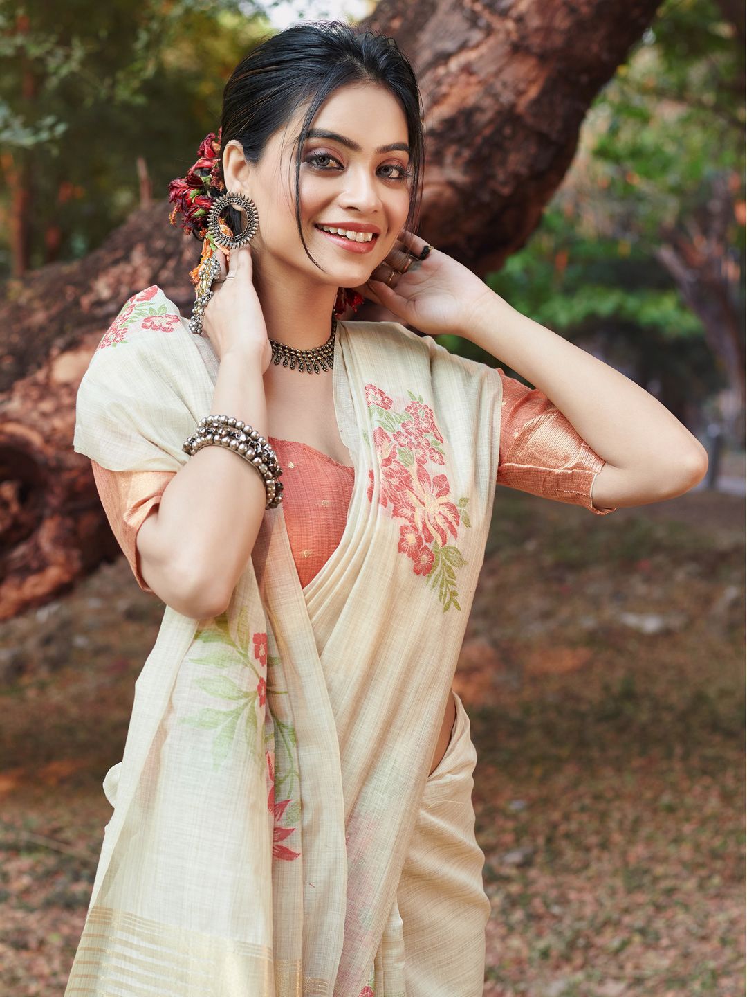 

Exclusiva Woven Design Saree, Off white