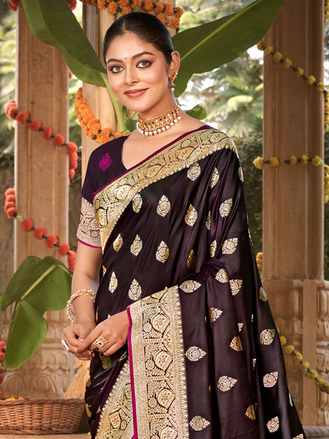 

Exclusiva Ethnic Motifs Woven Design Zari Satin Saree, Burgundy