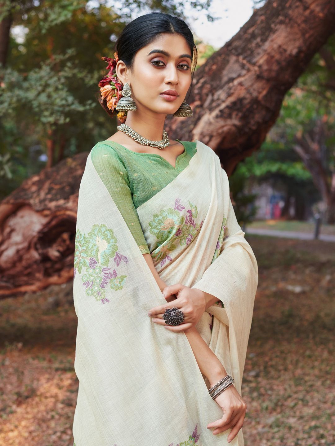 

Exclusiva Woven Design Zari Saree, Off white