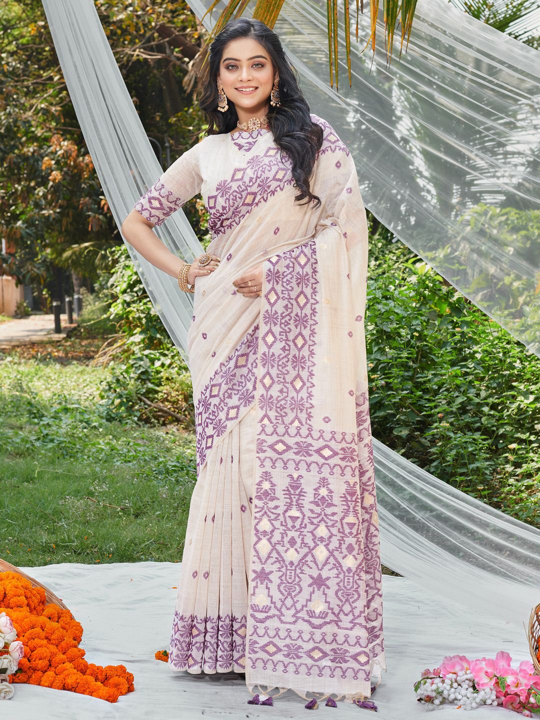 

Exclusiva Woven Design Saree, Off white