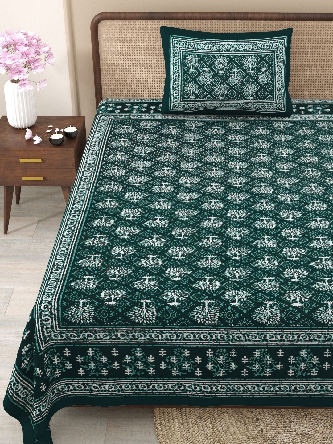 

SHOOLIN Green & White Floral 144 TC 2 Single Bedsheet with 4 Pillow Covers