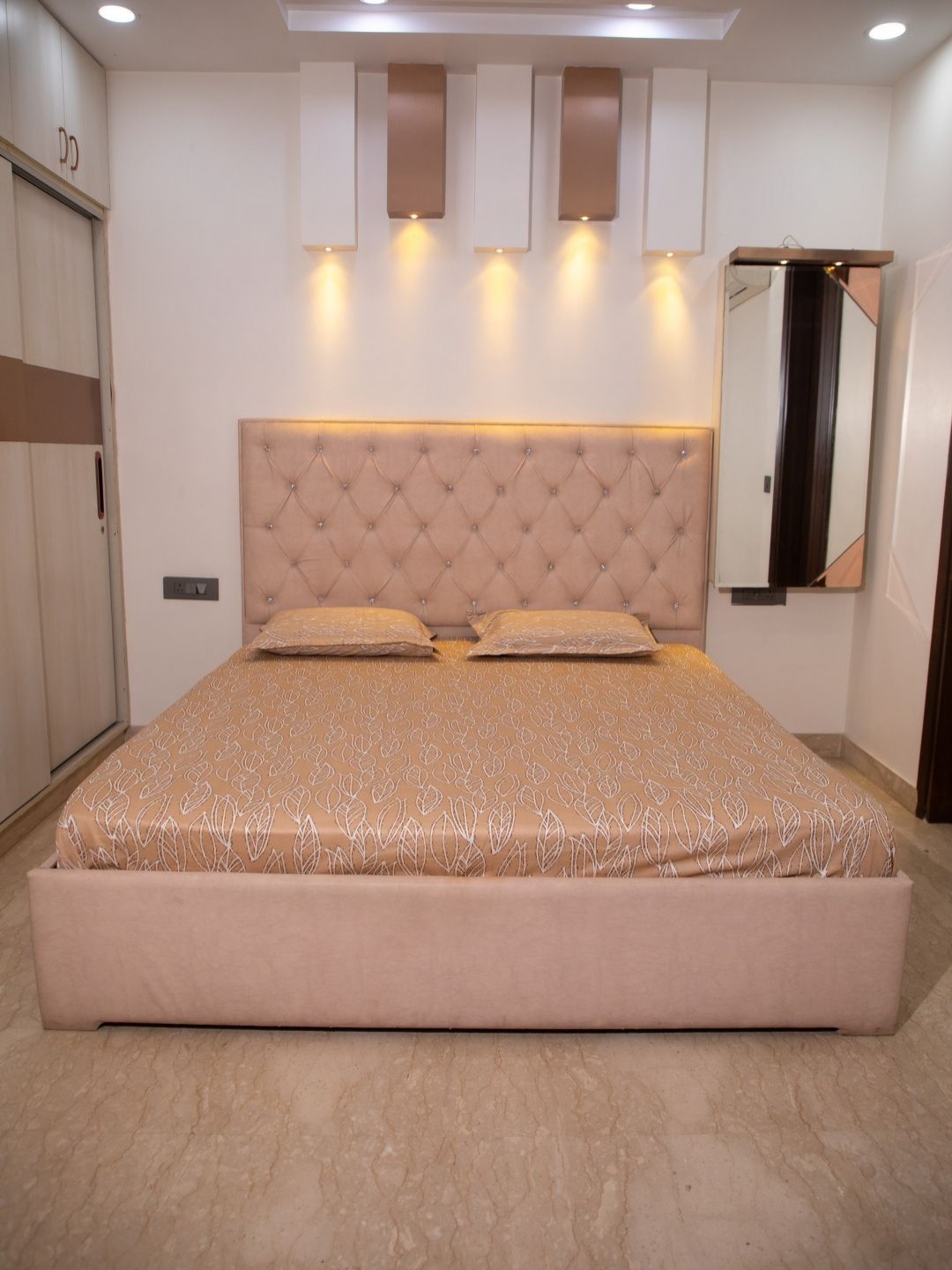 

STUDIOHMK Brown Floral Cotton 300 TC King Bedsheet with 2 Pillow Covers