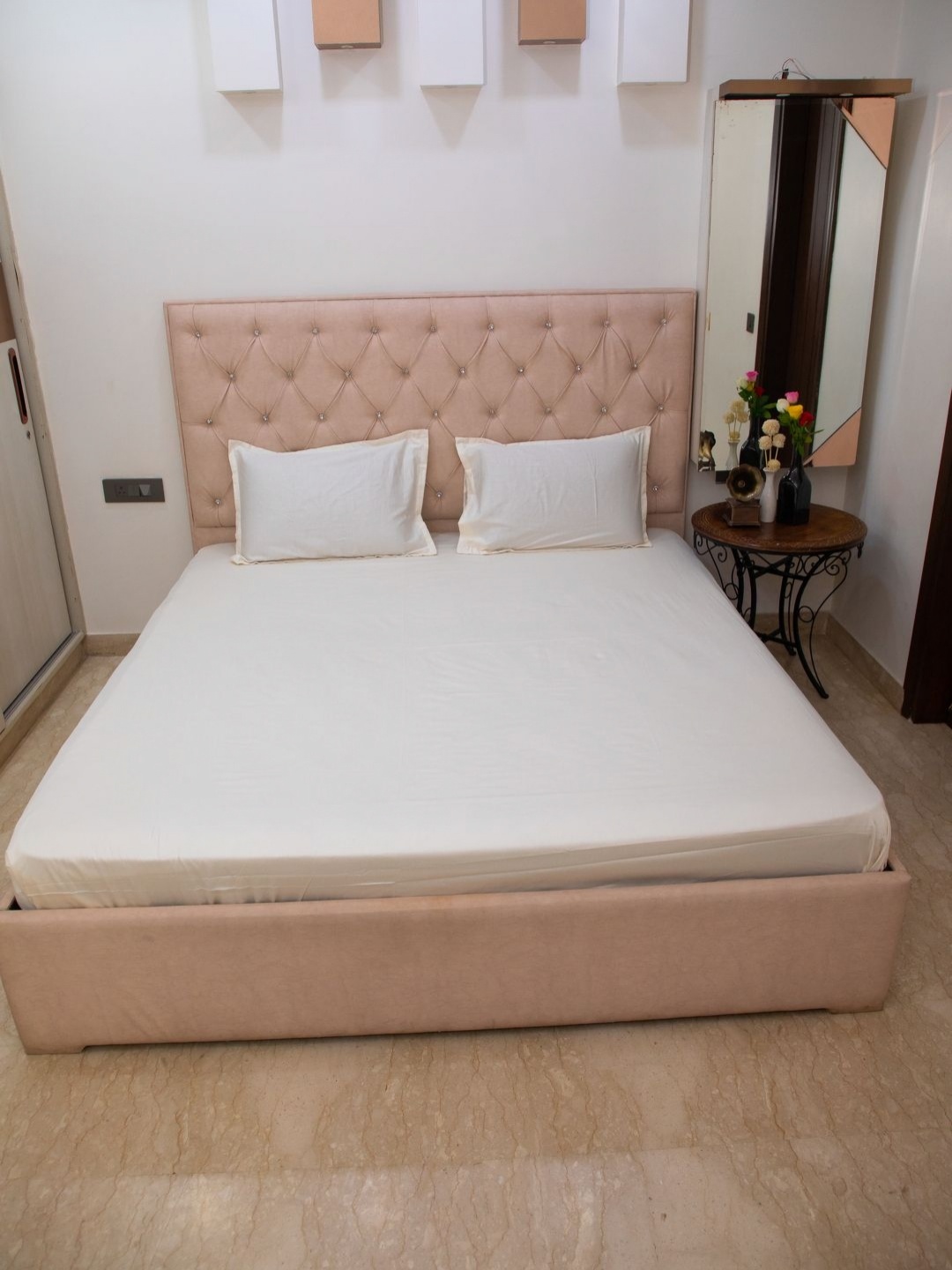 

STUDIOHMK Off White Cotton 300 TC King Bedsheet with 2 Pillow Covers