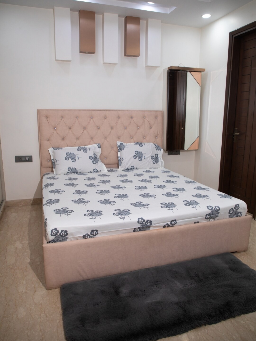 

STUDIOHMK White & Grey Cotton Floral 300 TC King Bedsheet with 2 Pillow Covers