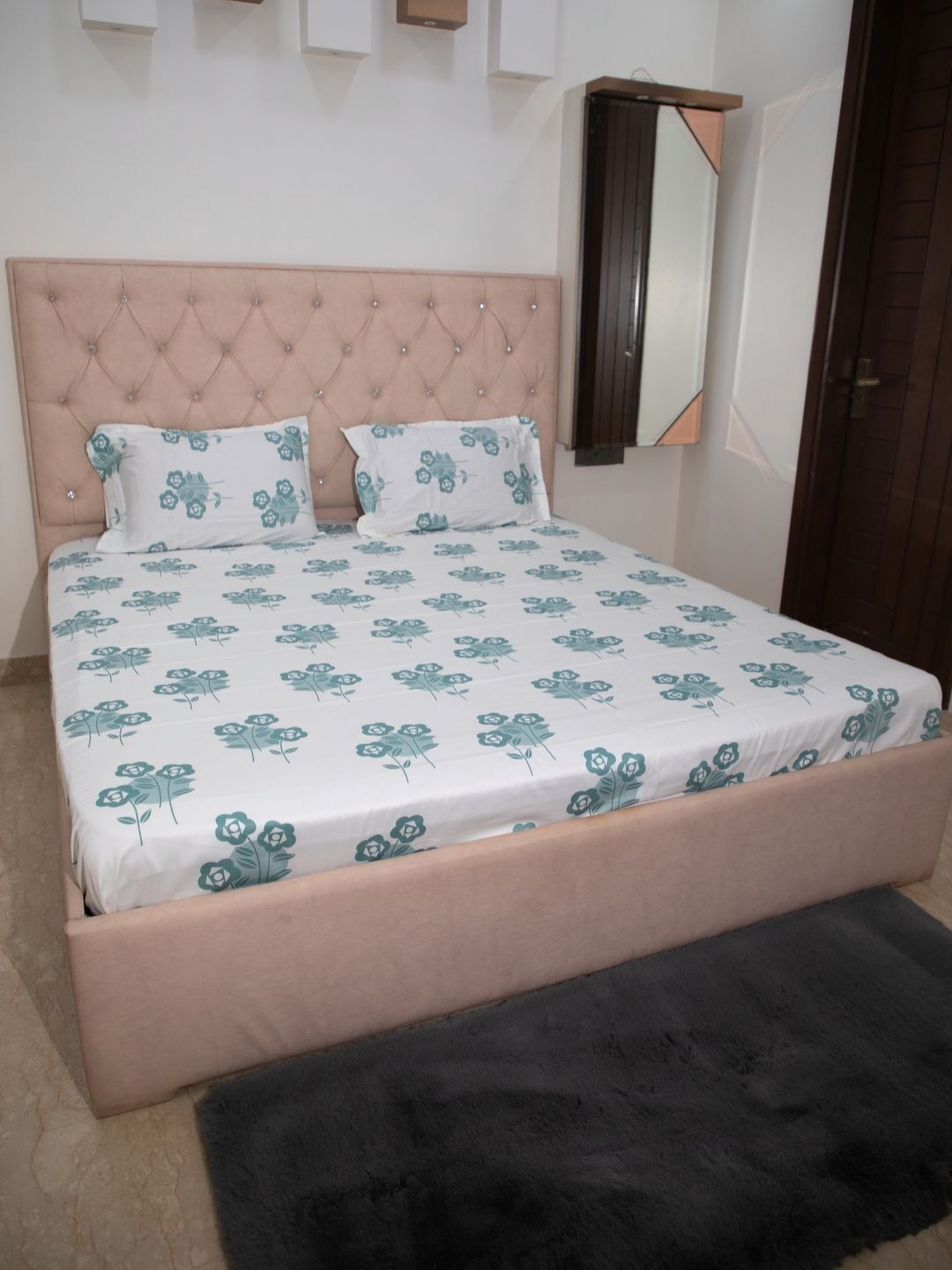 

STUDIOHMK White & Green Floral Cotton 300 TC King Bedsheet with 2 Pillow Covers