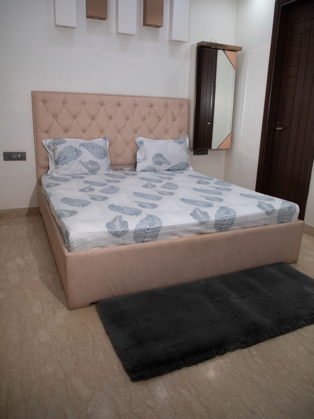 

STUDIOHMK White & Grey Floral Cotton 300 TC King Bedsheet with 2 Pillow Covers
