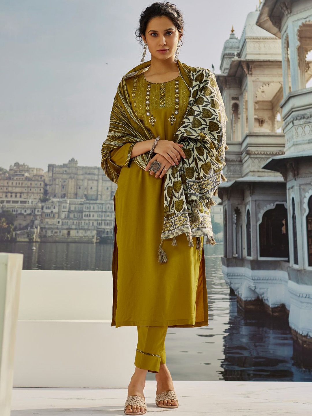 

WOMEN PLUS Women Floral Embroidered Regular Thread Work Kurta with Trousers & With Dupatta, Olive