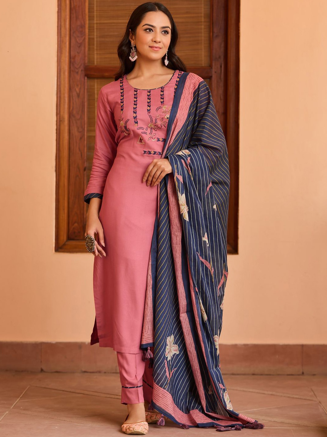 

WOMEN PLUS Floral Yoke Design Thread Work Straight Kurta with Trousers & Dupatta, Pink