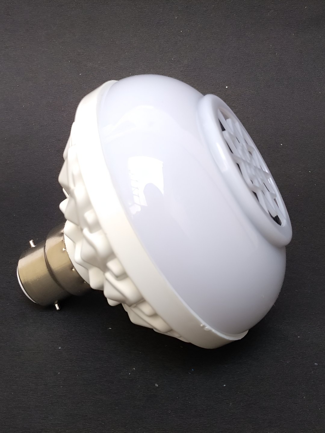 

SPARK WORLD White Wireless Music Playing Remote Controller Smart Bulb