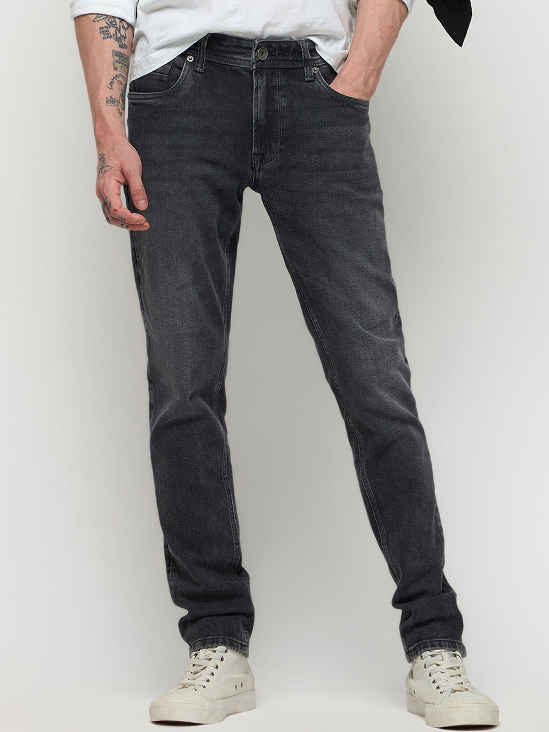 

DAGERRFLY Men Slim Fit Mid-Rise Clean Look Light Fade Stretchable Jeans, Black